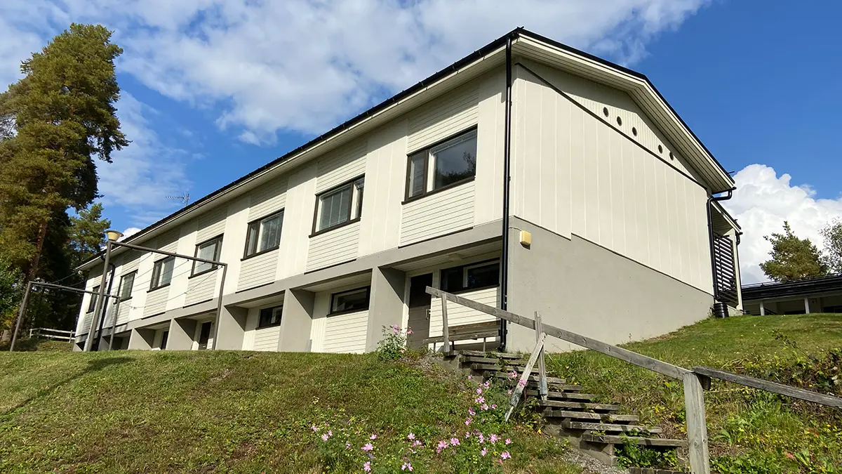 Asuinrakennus Kankaistentiellä Keskustieltä kuvattuna